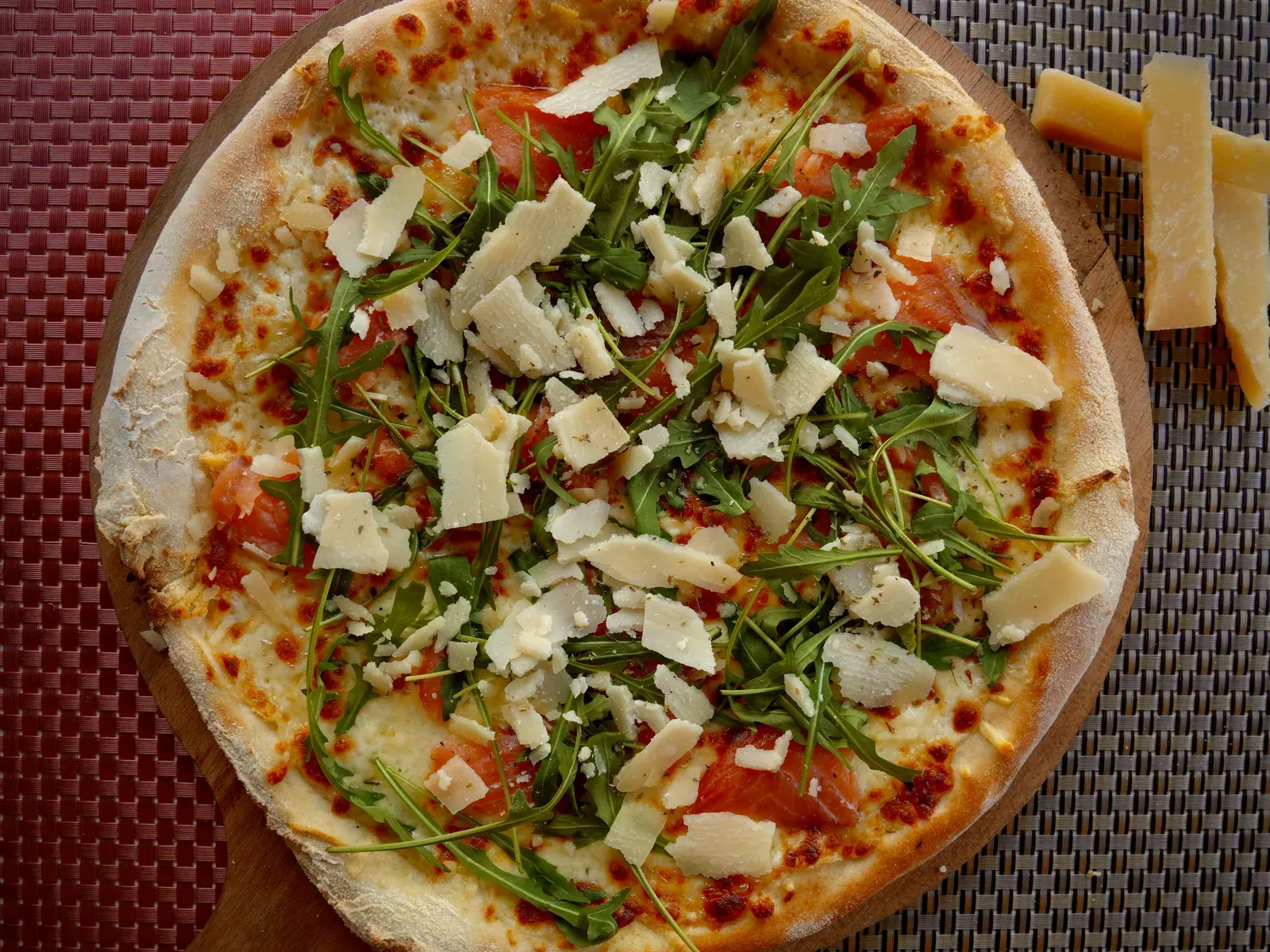 Pizza Julietta Bianco : base crème, saumon, roquette et copeaux de parmesan